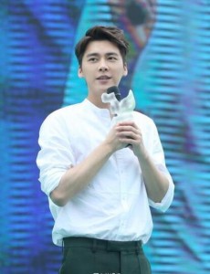 李易峰现身广州 谈及《诛仙青云志》段子手附身调侃“拿钱就得演好戏”