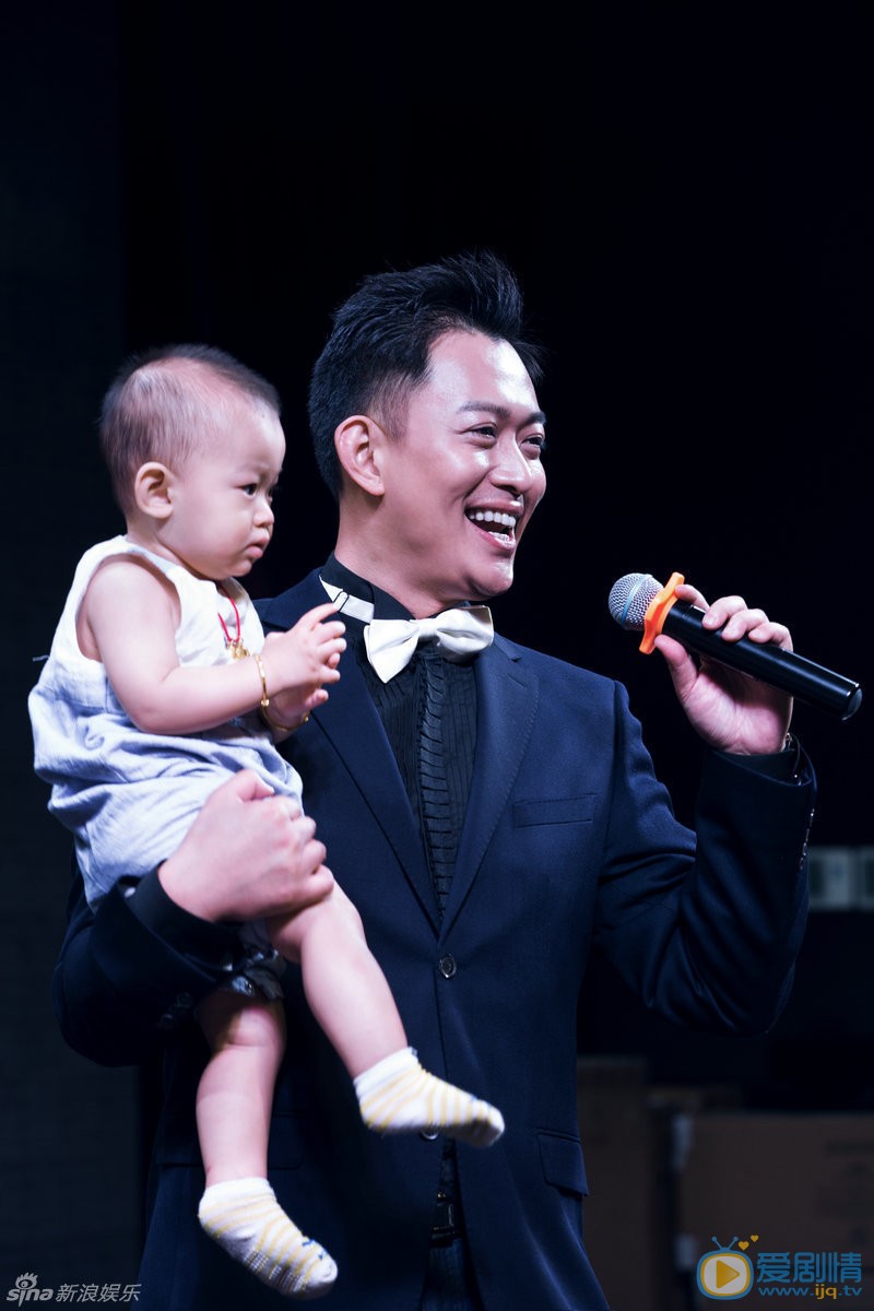 黄海冰出席活动照 7月4日晚，黄海冰与妻子甄锡在北京某私人会所为儿子黄祺谙办周岁生日宴，金巧巧、伍洲彤、马精武、李冉冉、余少群等众多亲朋好友现身贺喜。