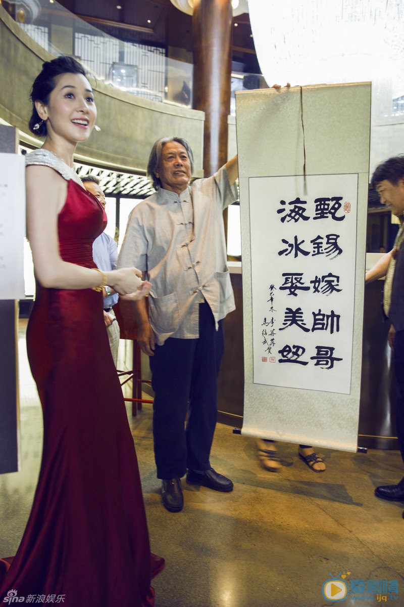 黄海冰出席活动照 7月4日晚，黄海冰与妻子甄锡在北京某私人会所为儿子黄祺谙办周岁生日宴，金巧巧、伍洲彤、马精武、李冉冉、余少群等众多亲朋好友现身贺喜。