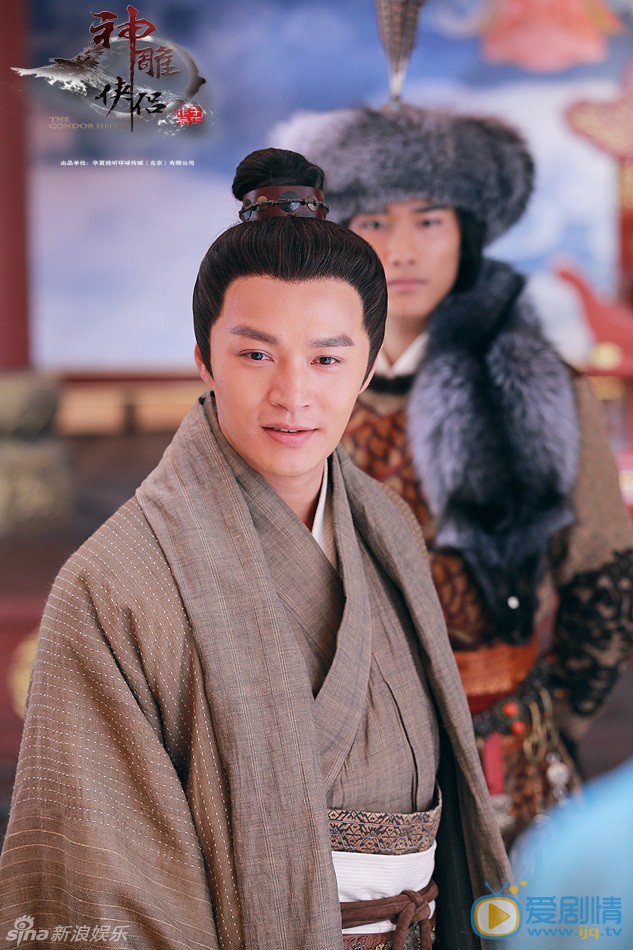 郑国霖《新射雕英雄传》剧照 新《神雕》中杨过误以为郭靖是杀父仇人，所以决定前往襄阳杀了郭靖替父报仇。尽管危机四伏，郭靖依旧泰然处之，也用自己的真心和善良感动、感化了杨过。
