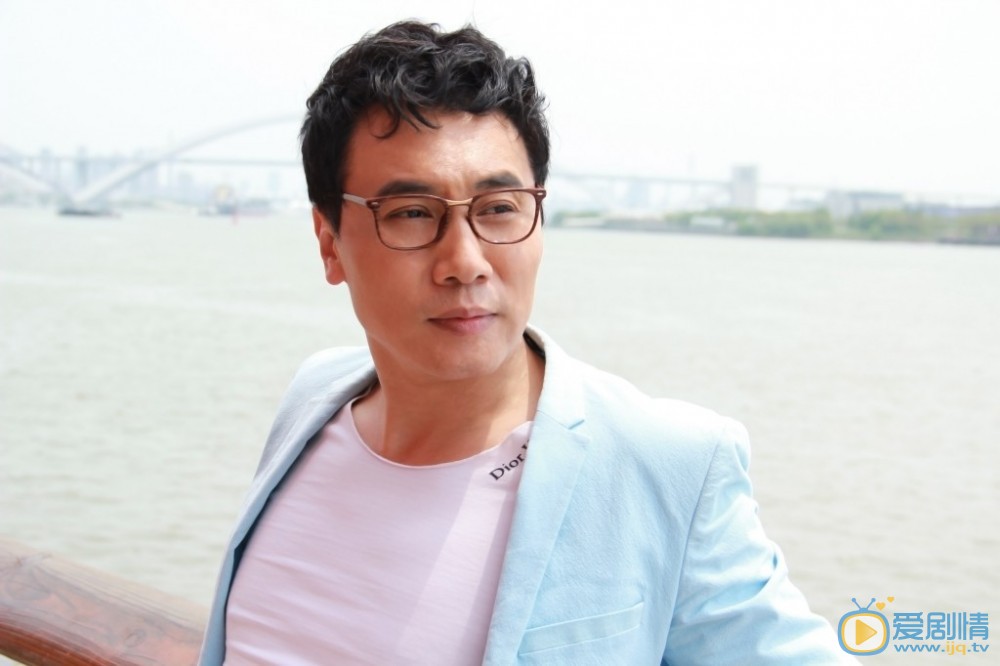 岳父太囧周天明剧照 