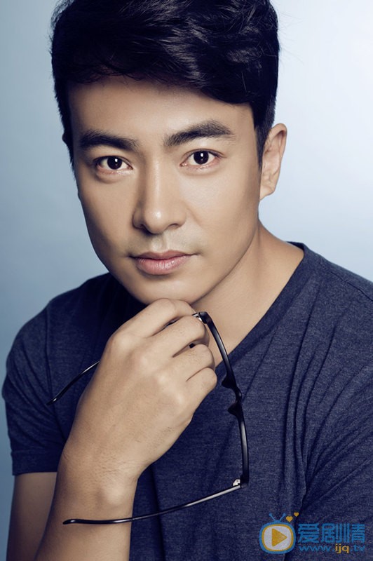于波初春清新写真 内地型男于波一组初春写真曝光，写真中于波棱角分明五官精致，搭配白色T恤造型清新简约帅气逼人，凸显春日暖男魅力，笑容温暖人心。