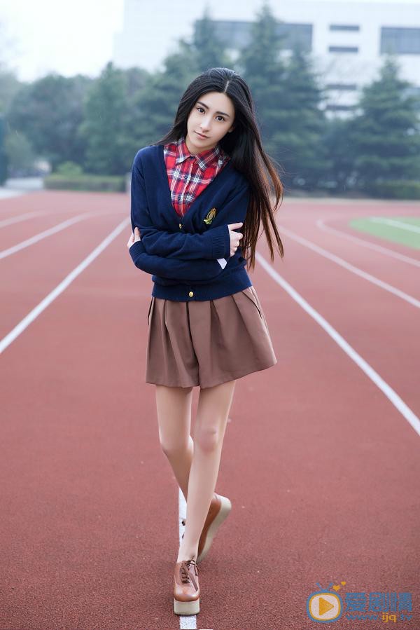 朱圣祎校园写真大片 近日，朱圣祎曝光一组校园写真大片。开学之际，重返校园，踩着盎然春意，身着朴素蓝色校服，站在球场和赛道上，一副收拾心情，继续上路的自信满满。