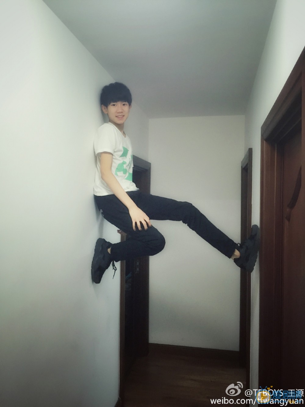 王源卖萌照 王源高清写真_王源高清剧照