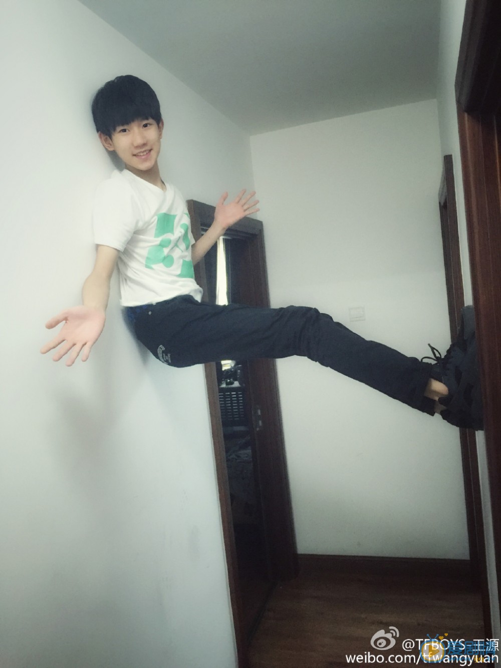王源卖萌照 王源高清写真_王源高清剧照