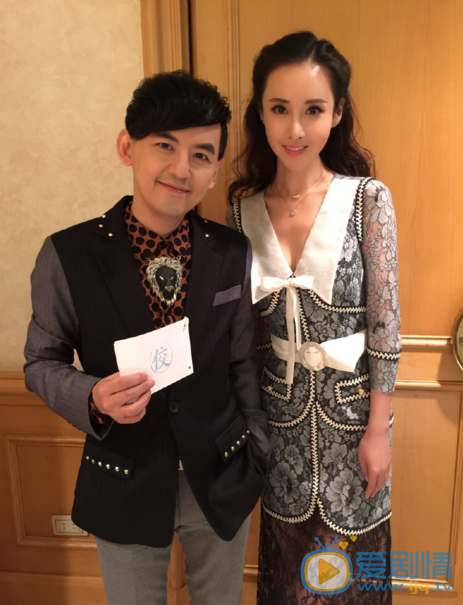 王若心与人合影 王若心高清写真_王若心高清剧照