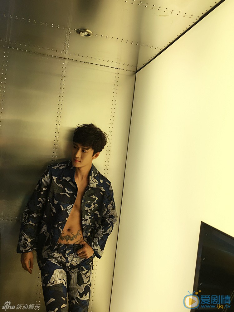 戚迹绅士写真 近日，戚迹曝光曝光一组写真，精彩演绎了多种不同的风格，每一种风格都不尽相同却均能引人瞩目、吸引眼球，反映出戚迹对不同造型和角色出众的塑造能力。