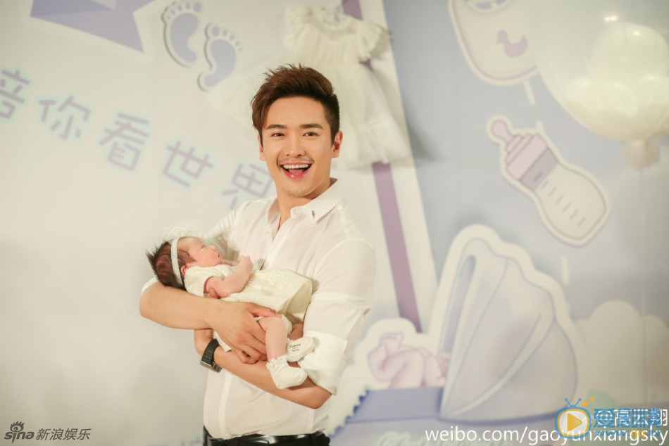董璇女儿小酒窝满月宴 7月2日，董璇、高云翔为女儿“小酒窝”举办满月宴，高云翔在微博晒出聚会照片，董璇也转发了佟丽娅等好友发出的现场照。