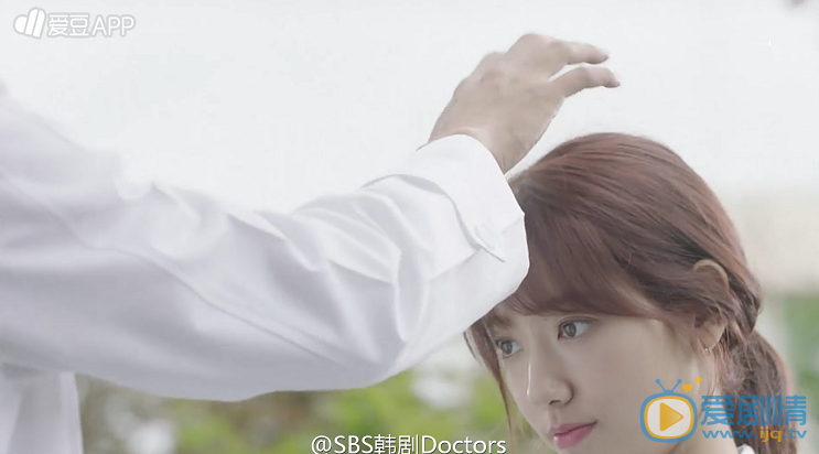 doctors第10集剧情预告 洪智弘上演“摸头杀”