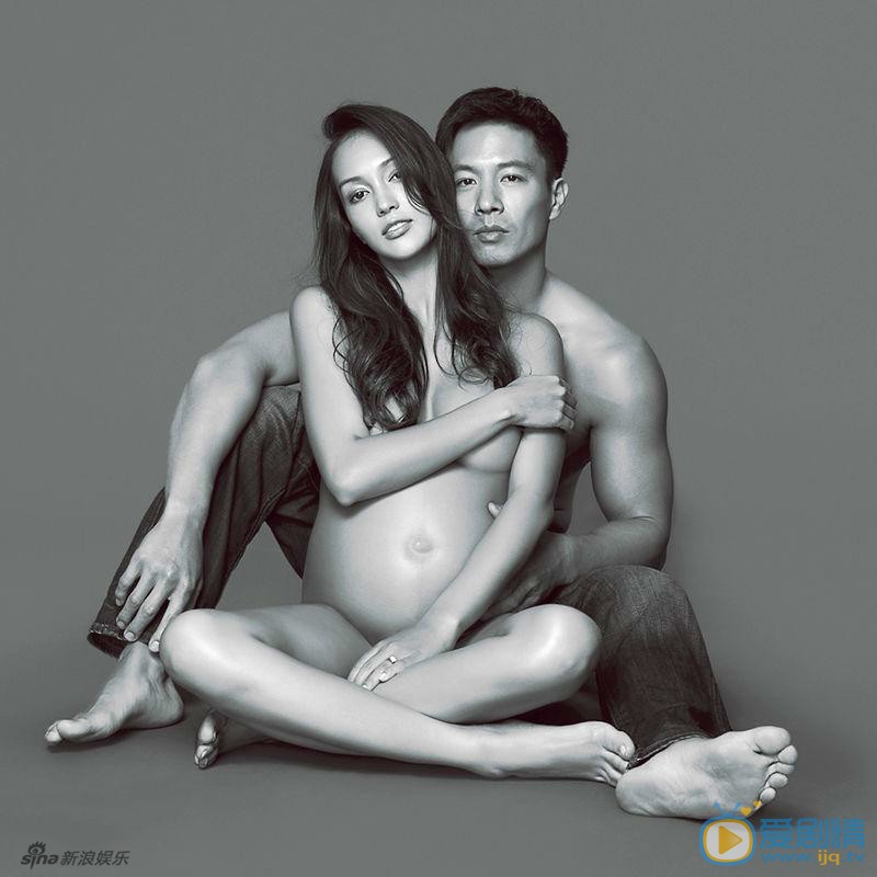 安志杰老婆Jessica C.性感写真 Jessica C.怀孕8个月，早前她与未婚夫安志杰拍摄一组性感大肚写真照，只用手及身体遮着重要部位，安志杰则半裸展示肌肉。