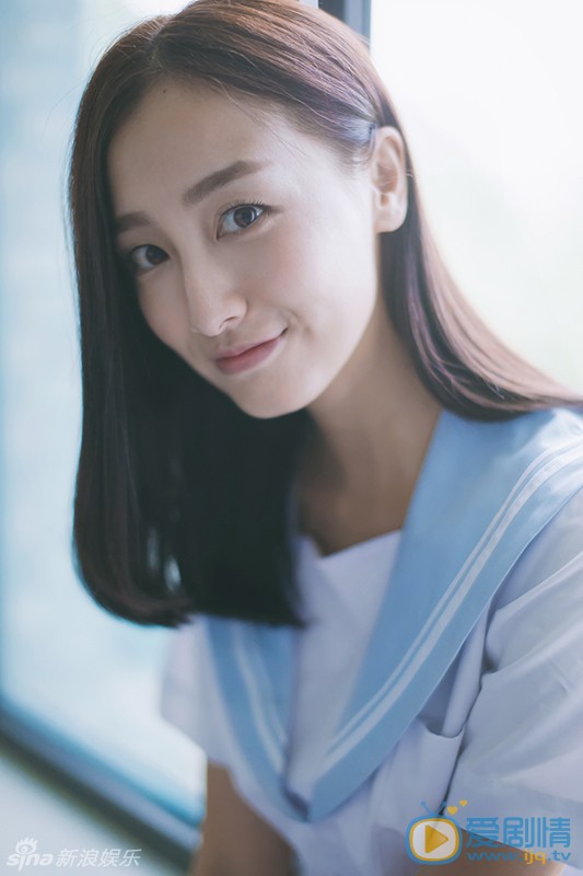 叶青校园纯真写真 近日叶青身穿校服，拍摄了一组校园纯氧写真。照片中她在教室挖掘乐趣，或抓住夏天的尾巴大玩水枪，纯净的气质与高中生没差，获封“少男杀手”。