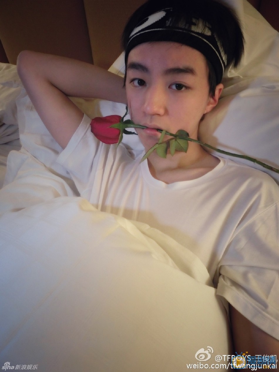 王俊凯搞怪照 王俊凯高清写真_王俊凯高清剧照