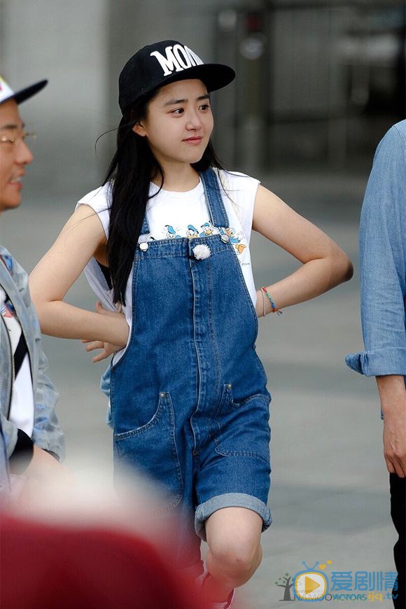 昨日(6月14日)，韩国演员文瑾莹的经纪公司在官方脸书上公开了五张其参演KBS 2TV综艺节目《两天一夜》的录制期间的幕后照片。