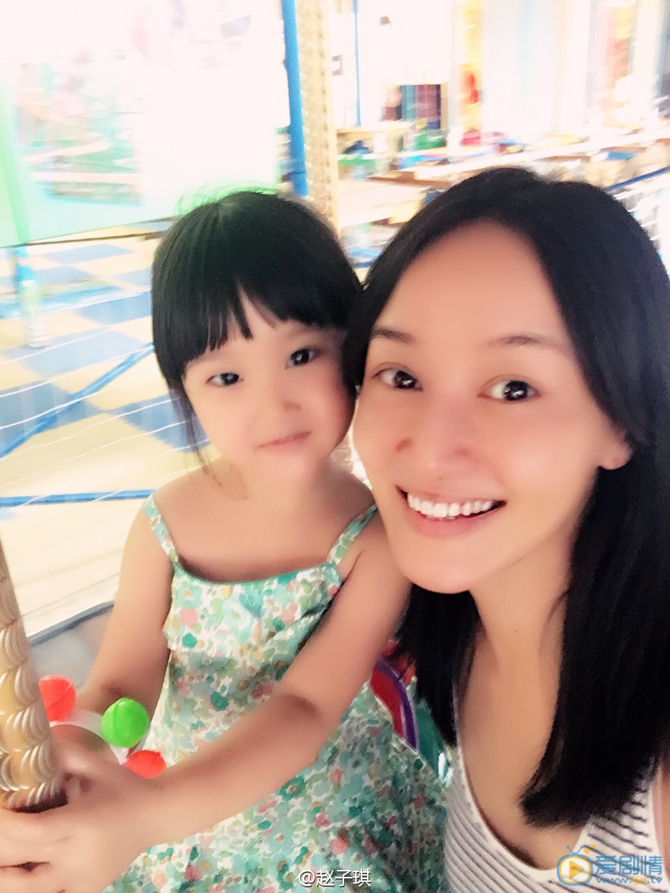 赵子琪母女合照 赵子琪和女儿合照