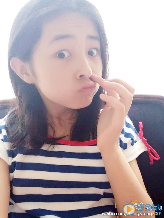 张子枫卖萌照 张子枫卖萌照