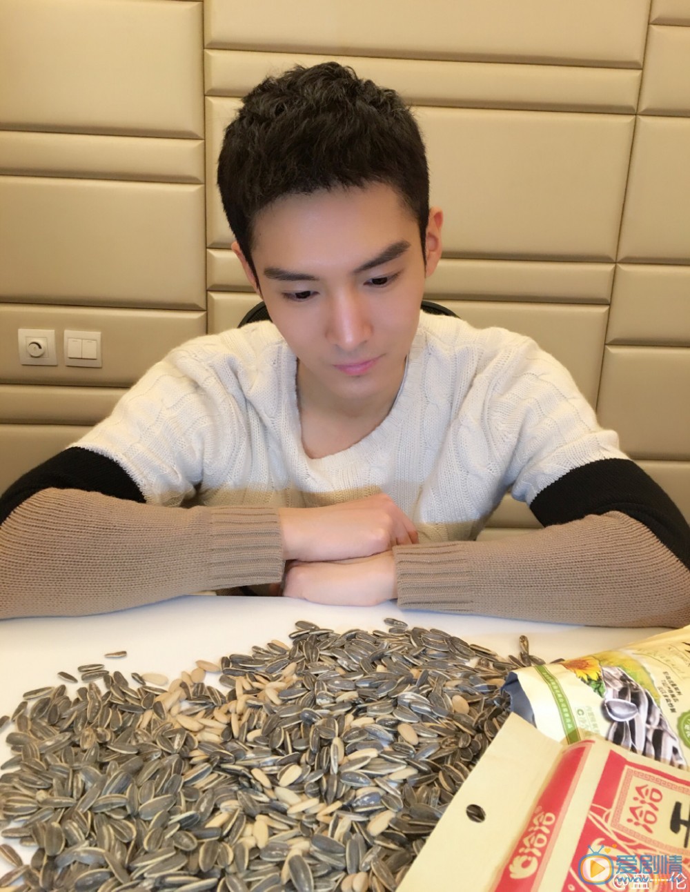 盛一伦卖萌照 盛一伦高清写真_盛一伦高清剧照