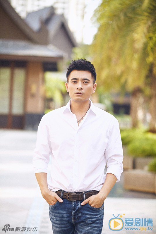 近日，演员陈龙一组时尚写真曝光，照片中的陈龙身着时尚帅气，身着纯白色衬衣、条纹polo衫搭配浅色牛仔裤，打扮清新简单不失时尚感。