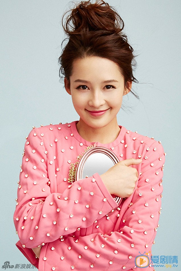 李沁甜美写真 李沁曝光了一组夏日甜美写真。画面中李沁身穿粉色外套，搭配萌萌丸子头，时而俏皮眨眼时而笑靥如花时而鬼马调皮，表情多变组成可爱四连拍。