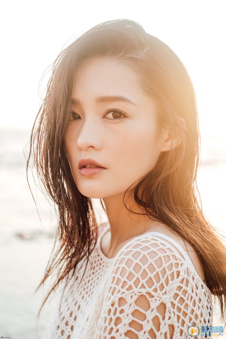 李沁甜美写真 李沁海边写真曝光，阳光下展露明媚笑容，在海边漫步的李沁，时而安静如水时而俏皮如浪花，身着比基尼外搭镂空罩衫，又有湿发加持，举手投足间流露小性感。