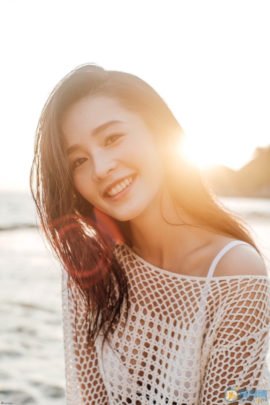 李沁甜美写真 李沁海边写真曝光，阳光下展露明媚笑容，在海边漫步的李沁，时而安静如水时而俏皮如浪花，身着比基尼外搭镂空罩衫，又有湿发加持，举手投足间流露小性感。