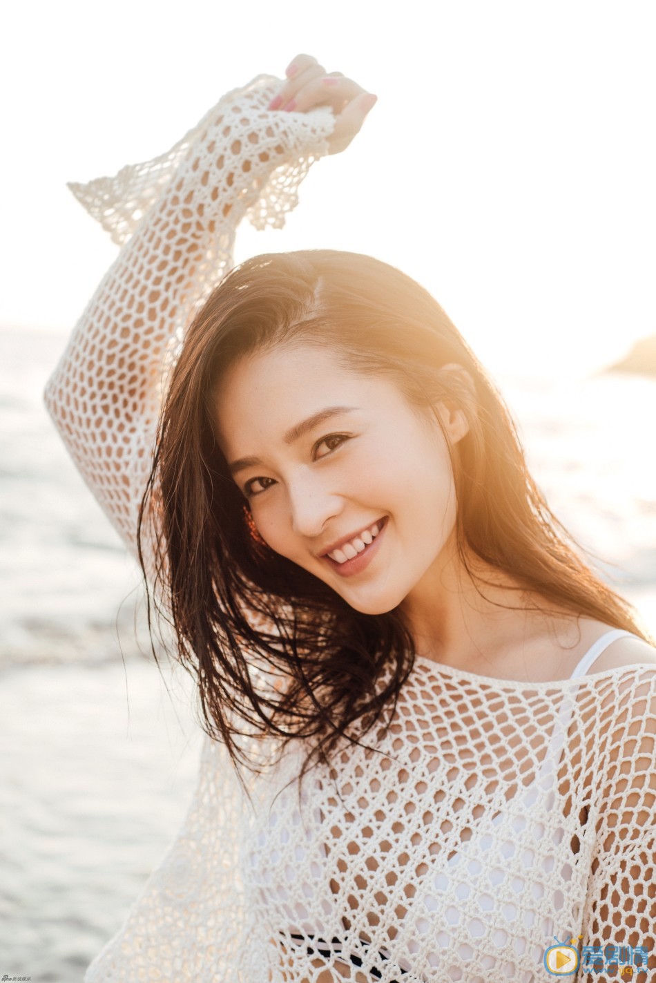 李沁甜美写真 李沁海边写真曝光，阳光下展露明媚笑容，在海边漫步的李沁，时而安静如水时而俏皮如浪花，身着比基尼外搭镂空罩衫，又有湿发加持，举手投足间流露小性感。