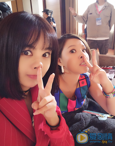 李菲儿与人合照 李菲儿高清写真_李菲儿高清剧照