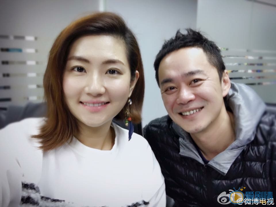 任家萱与老公张承中合影照