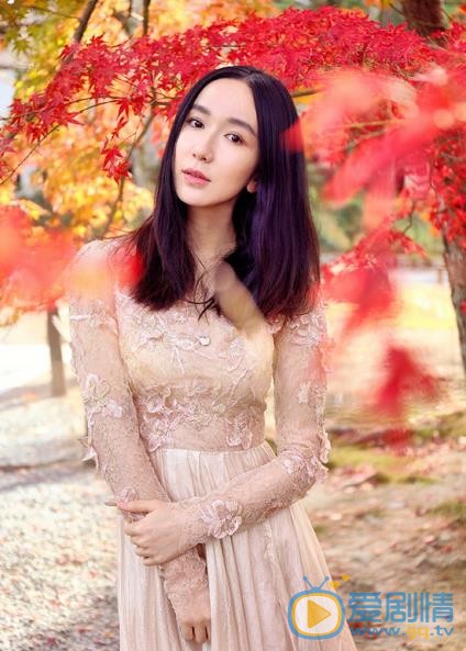 娄艺潇红叶气质写真