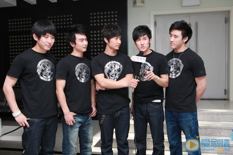 杨政新七小福组合照 杨政高清写真_杨政高清剧照