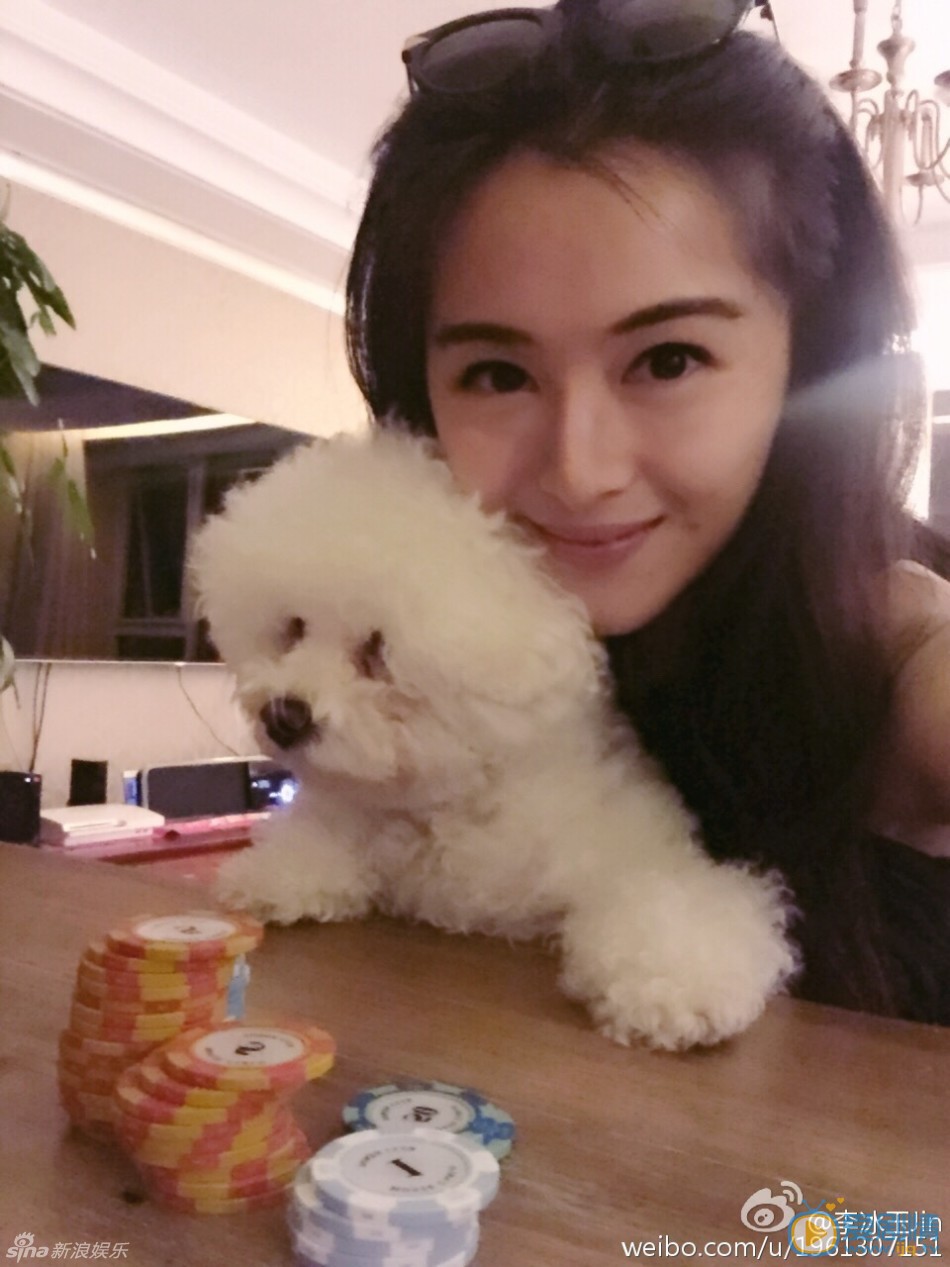 韩庚女友李冰玉私照 12月2日一大早，韩庚和李冰玉的恋情就被曝光了。据悉，女方系时尚集团董事长助理 ，此前有传两人已秘恋一段时间。李冰玉的微博私房美照也受到网友围观。