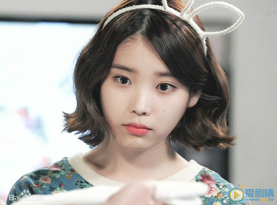 IU《漂亮男人》饰演金普通剧照  IU个人资料简介