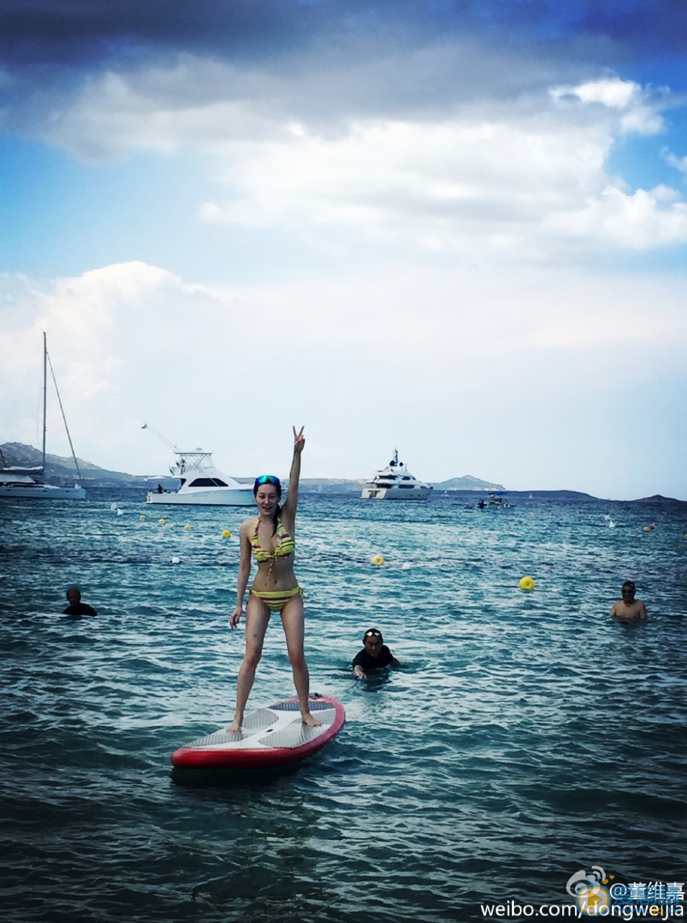 董维嘉海洋沙滩 董维嘉高清写真_董维嘉高清剧照