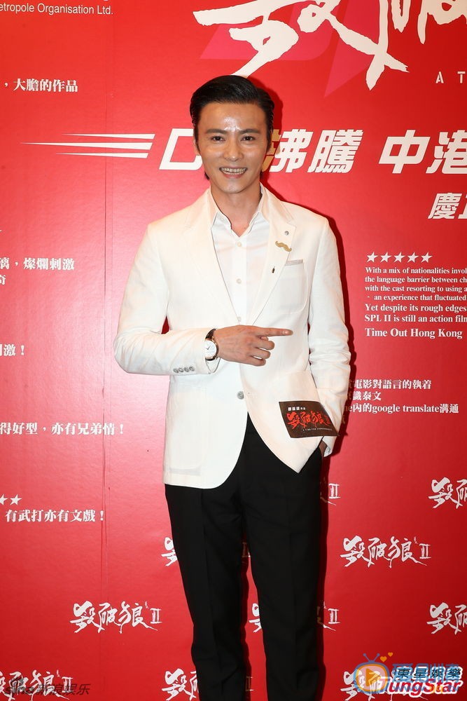 4月3日晚，第35届香港电影金像奖颁奖典礼在香港文化中心大剧院举行。图为蔡少芬张晋夫妇走上红毯。