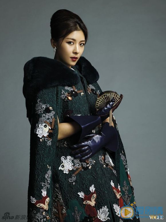河智苑杂志封面大片 近日，河智苑登上台湾版《Vogue》杂志封面，不同造型演绎多种风采，展现姣好身材。
