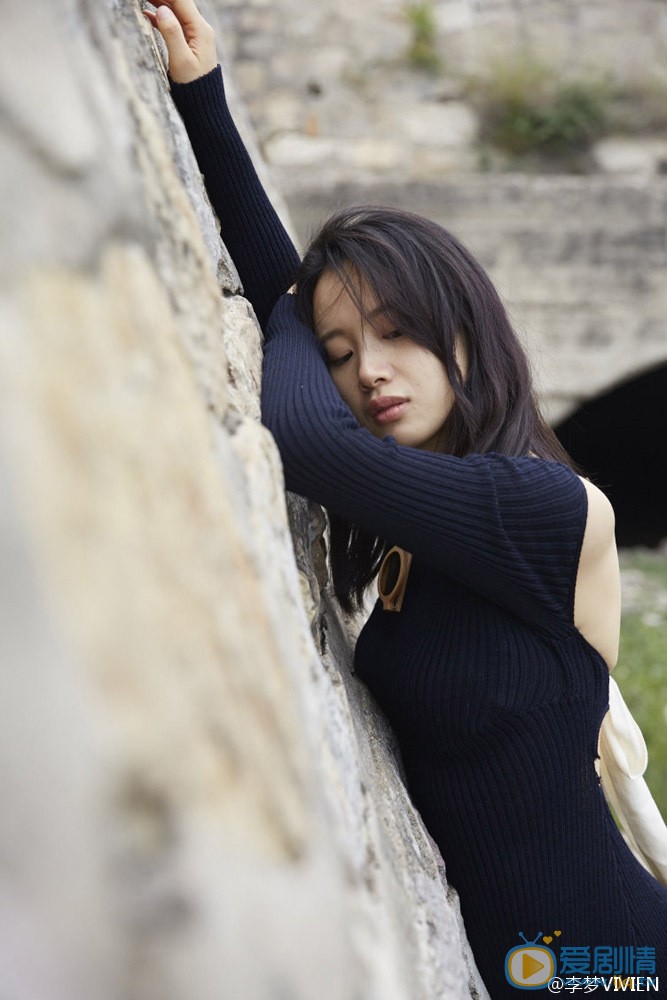李梦休闲文艺写真 近日，演员李梦的一组旷野休闲风格写真曝光。片中或身着纯黑露背针织连衣裙，自由漫步，独自静坐于扁舟上静思；或以简单的白色衬衫出镜，清风徐来秀发拂面。