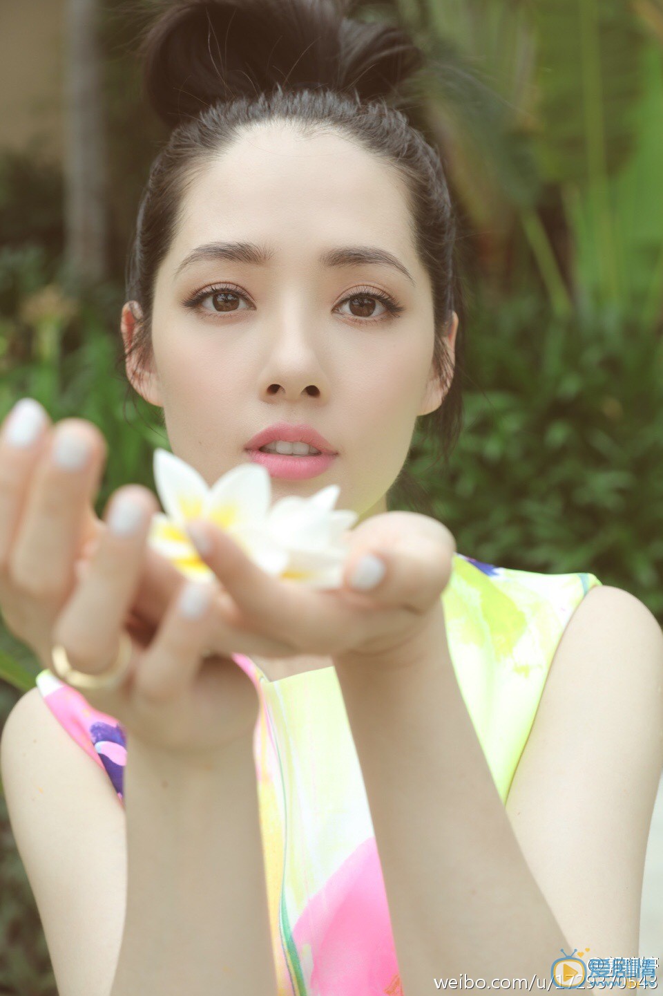 郭碧婷一组夏日海边写真曝光，女神斜披着微卷的长发，身穿露肩碎边白衣，搭配牛仔短裤，随性自然中带着一丝妩媚，气质十分清新温婉。