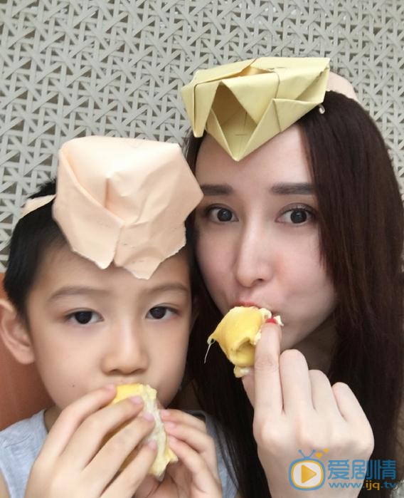 胡静和儿子牛魔王合照 胡静和儿子合照