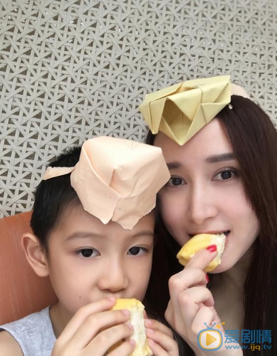 胡静和儿子牛魔王合照 胡静高清写真_胡静高清剧照