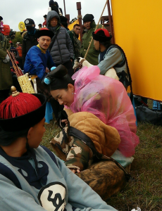 霍建华《如懿传》留胡子照曝光 妃嫔头饰比脸大