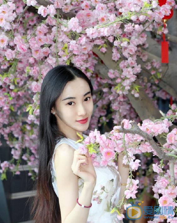 王艺霏桃花写真