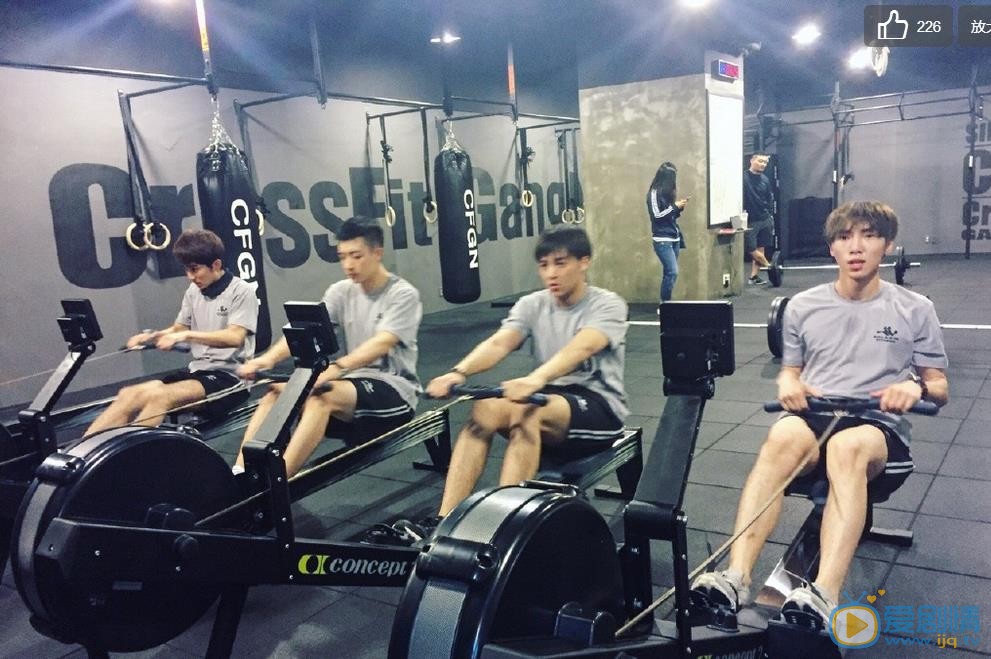 伍嘉成成员合影 伍嘉成高清写真_伍嘉成高清剧照