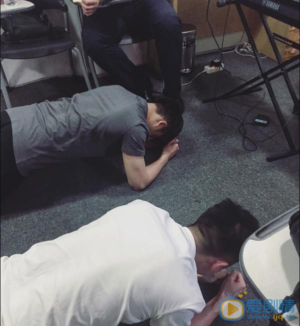 伍嘉成成员合影 伍嘉成高清写真_伍嘉成高清剧照