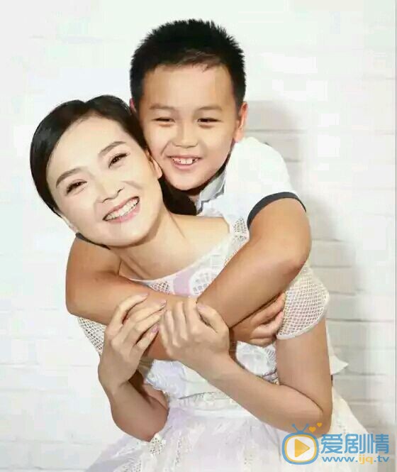 王艳儿子球球合照 王艳高清写真_王艳高清剧照