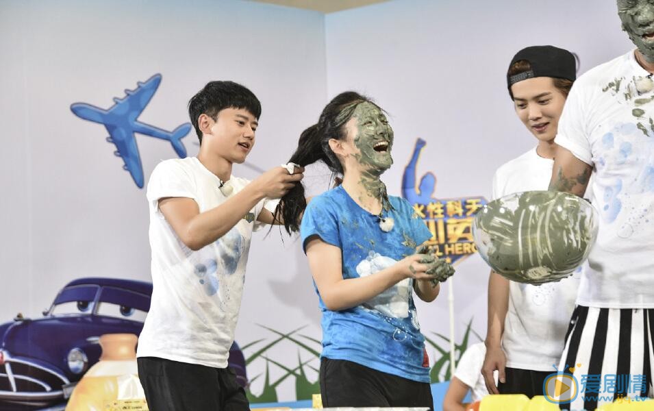 张杰《真心英雄》节目照 张杰高清写真_张杰高清剧照