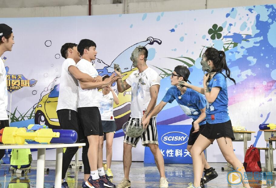 张杰《真心英雄》节目照 张杰高清写真_张杰高清剧照