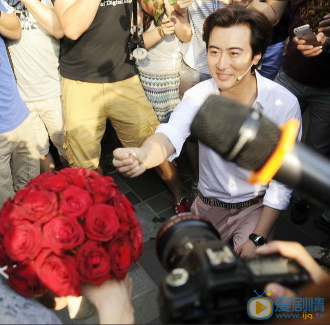 高梓淇求婚照 高梓淇求婚女友蔡琳现场照