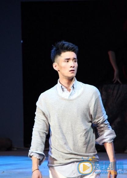 何奉天舞台照