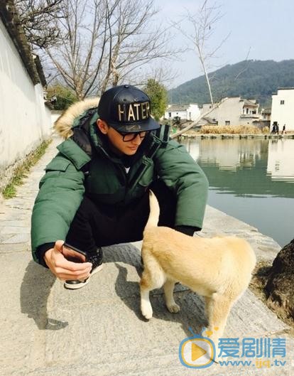 牛骏峰与狗狗合照 牛骏峰高清写真_牛骏峰高清剧照