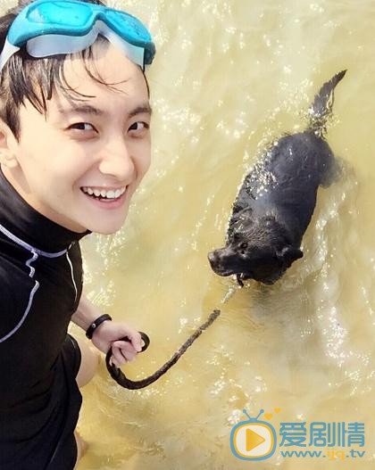 牛骏峰与狗狗合照 牛骏峰高清写真_牛骏峰高清剧照