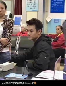 王凯办证被偷拍，一大帮粉丝沸腾了